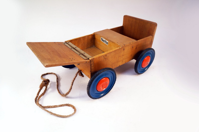coche arrastre muñeca madera 17-22x38x26 1u